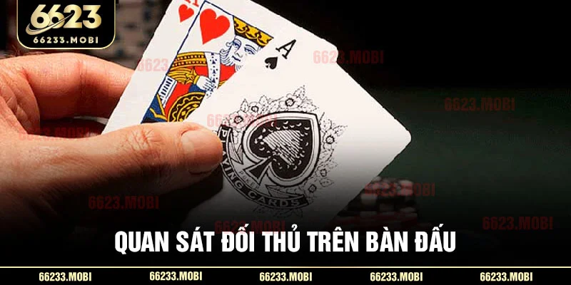 Quan sát đối thủ trên bàn đấu
